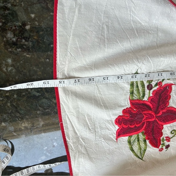 Vintage embroidered floral apron with pocket. Super cute. Homemaker. Cottagecore - Picture 7 of 10